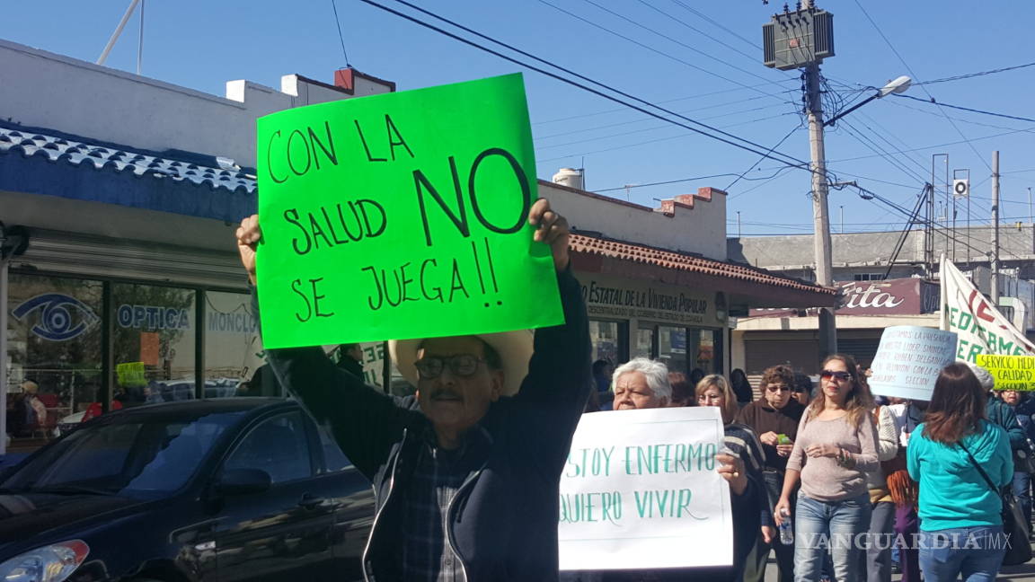 $!Protestan maestros por falta de medicamentos en Monclova
