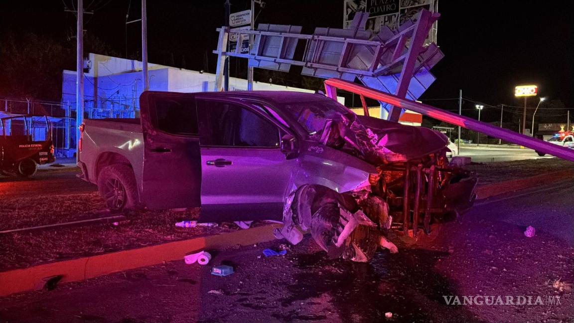 $!La luminaria derribada bloqueó los carriles contrarios, complicando temporalmente el tránsito.