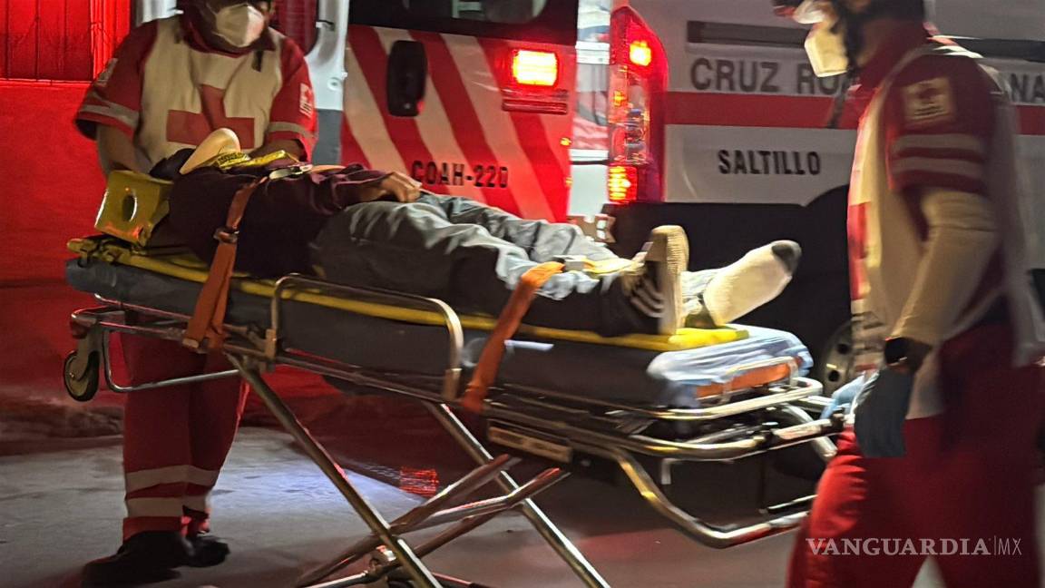 $!Socorristas de la Cruz Roja trasladaron de emergencia al conductor lesionado al Hospital Universitario.