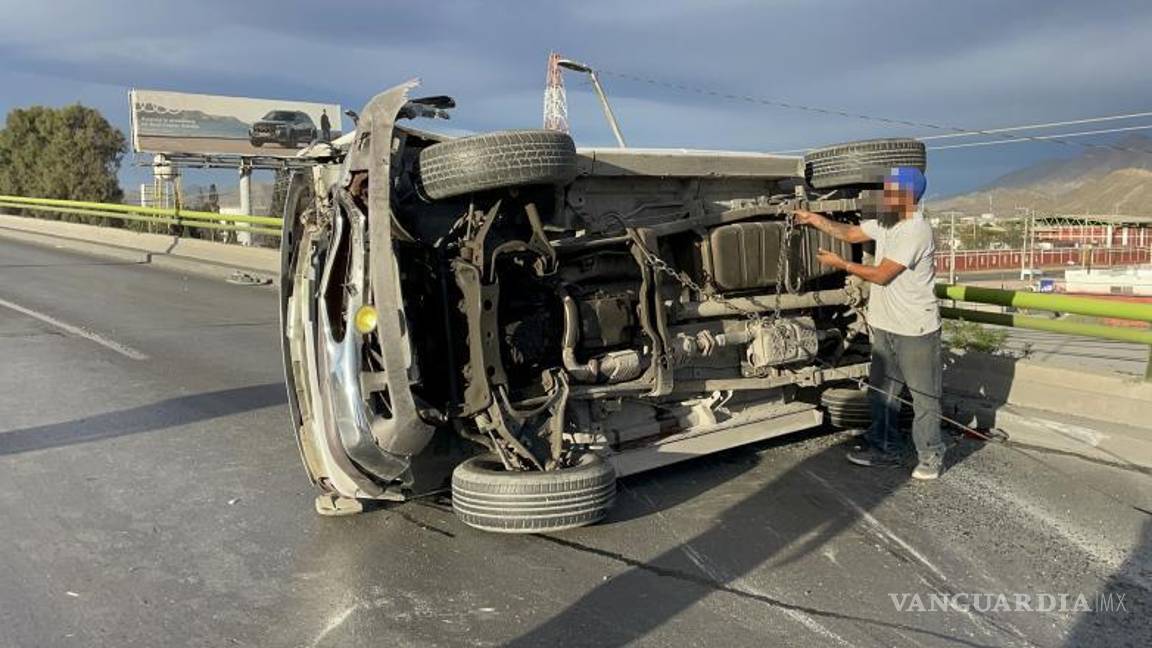 $!La camioneta volcada fue retirada por las autoridades para restablecer la circulación en el bulevar Venustiano Carranza.