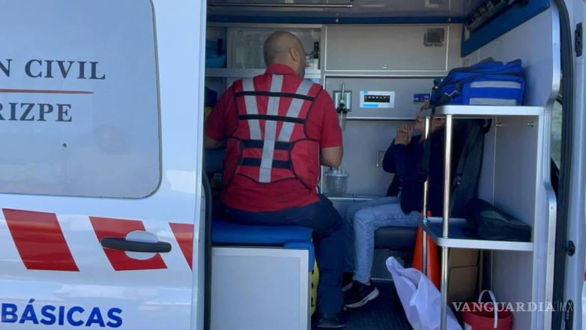 $!Paramédicos valoraron a los ocupantes, sin reportarse heridos de gravedad.