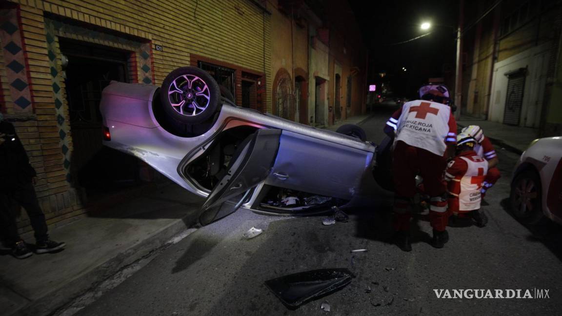 $!Tras perder el control por manejar en presunto estado de ebriedad un joven se impactó en contra de un vehículo.