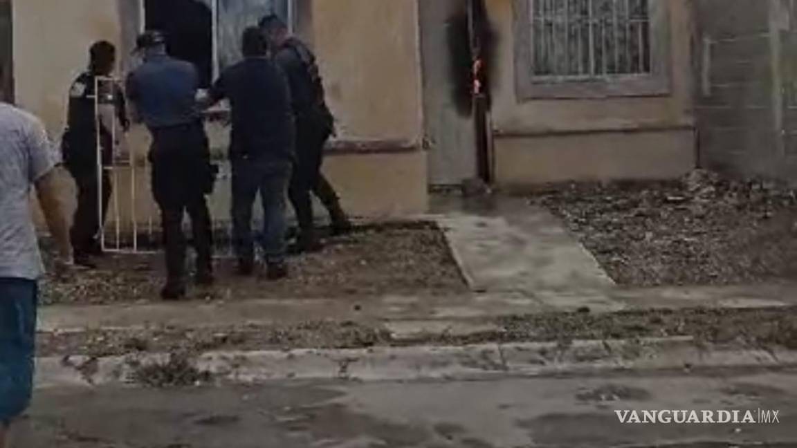 $!Los elementos policiacos salvaron a dos mujeres de morir en la colonia Teresitas de Saltillo.