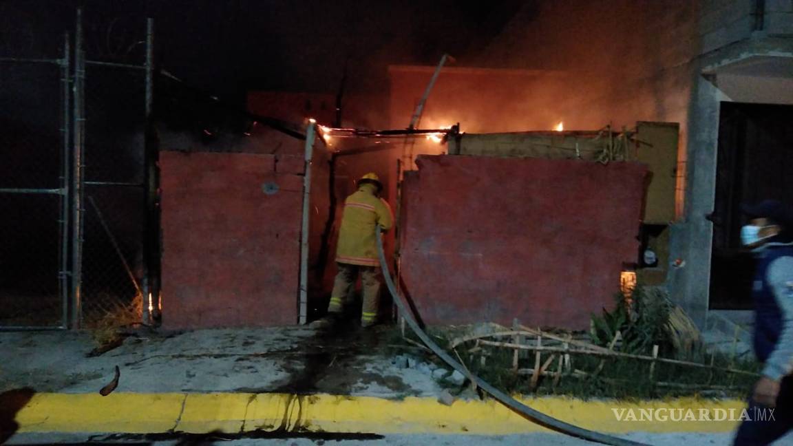 $!Bomberos controlan incendio en vivienda de Parras, Coahuila