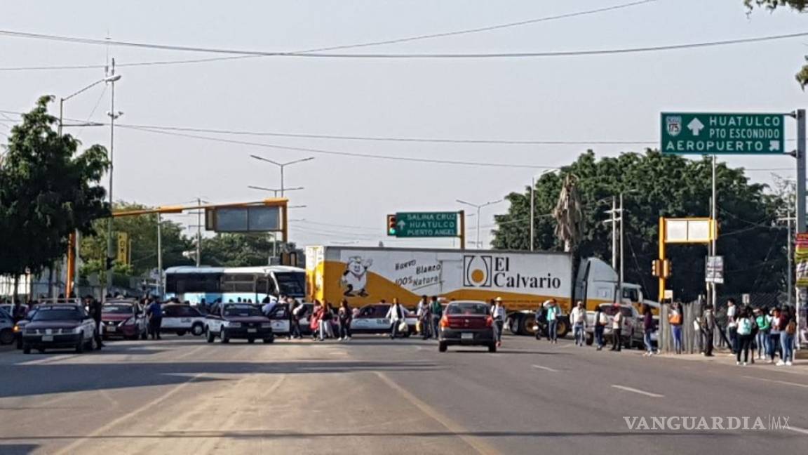CNTE inicia paro laboral de 48 horas en Oaxaca con bloqueos