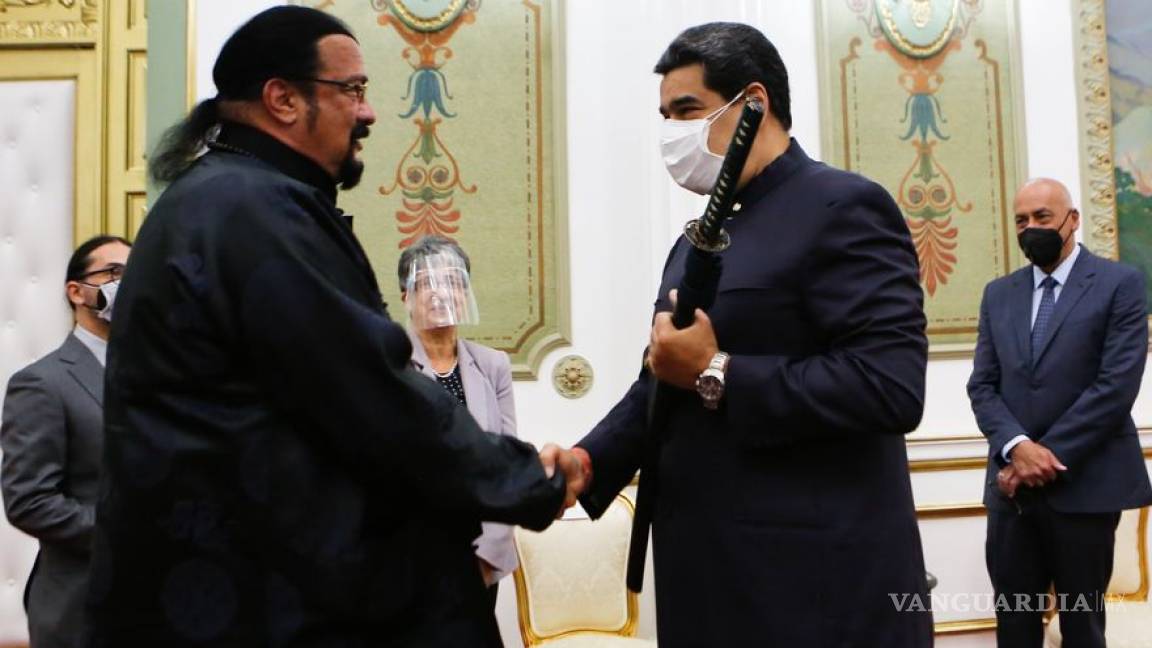 Nicolás Maduro empuña una espada samurái que le regaló el actor Steven Seagal (video)