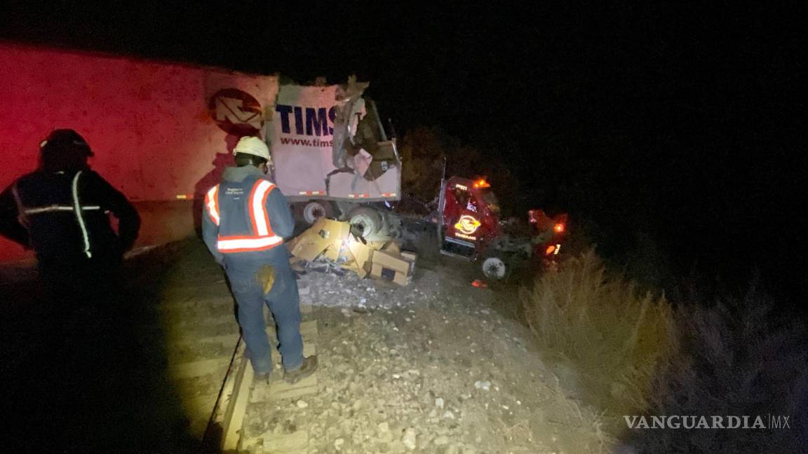 $!La cabina del tráiler terminó completamente destruida tras el percance ocurrido en el kilómetro 338 de la carretera Saltillo-Zacatecas.