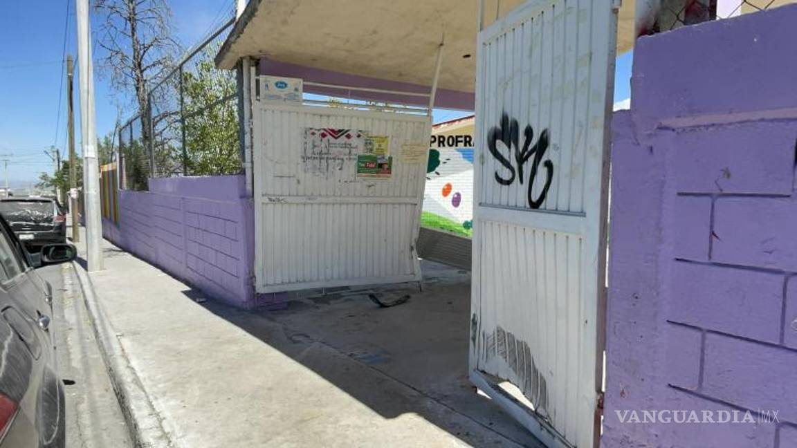 $!La puerta quedó dañada en el accidente.