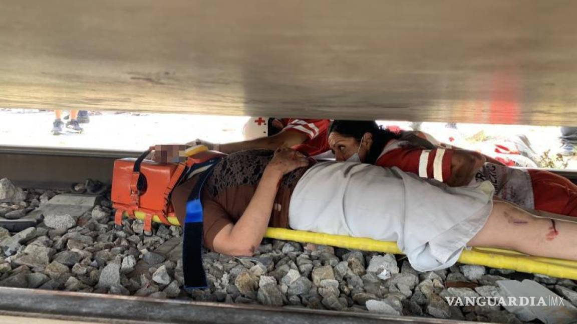 $!Personal de Cruz Roja maniobró para lograr sacar a la mujer de entre las vías.