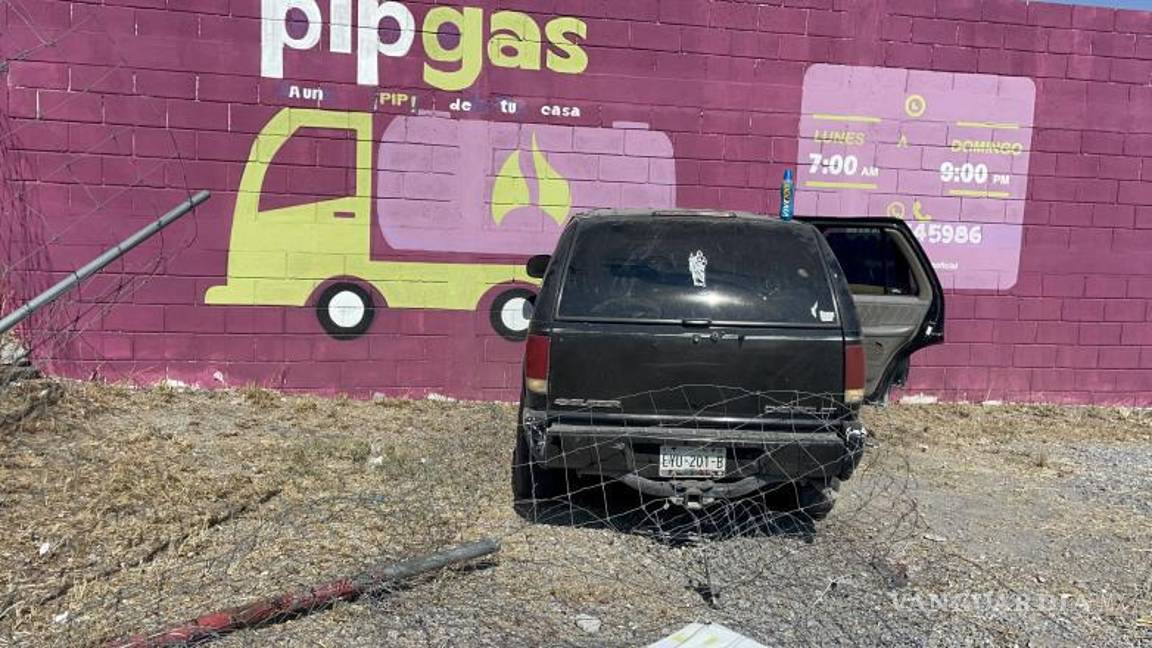 $!Personal de la Cruz Roja y Tránsito Municipal acudió al lugar del accidente para atender a los ocupantes, quienes no requirieron traslado a un hospital.