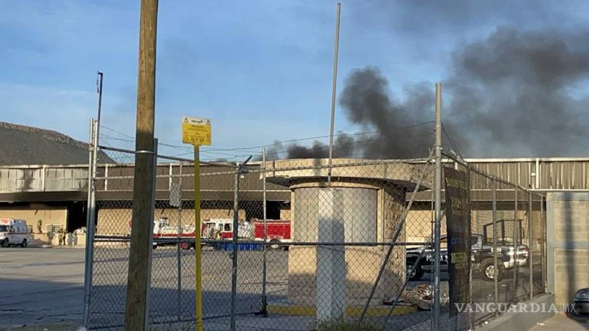 $!El humo negro salia por la parte trasera de la empresa Eco Plus, visible desde las empresas cercanas.