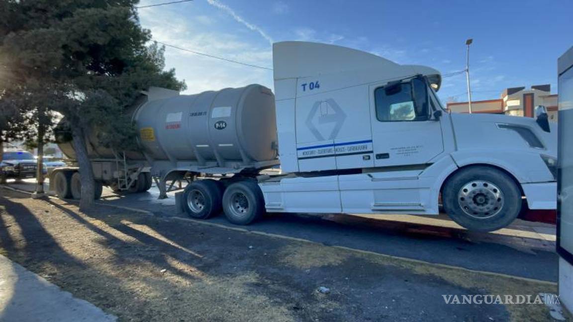 $!La pipa transportaba 30 mil litros de hidrocarburo sin acreditar su procedencia.