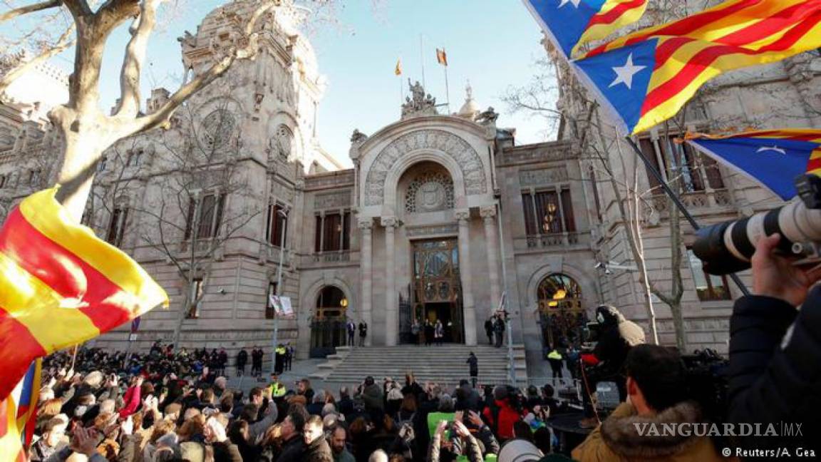 Valoran destituir a todo el gobierno catalán