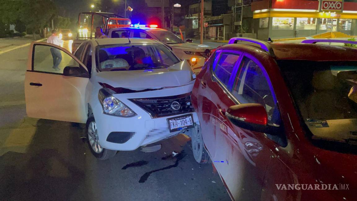 Saltillo: conductor de plataforma dormita y colisiona; camioneta esperaba el cambio de luz en el semáforo