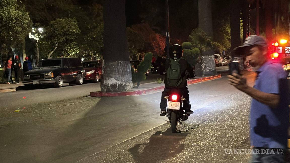 $!Familiares del menor y del conductor llegaron a un acuerdo antes de la llegada de Tránsito Municipal.