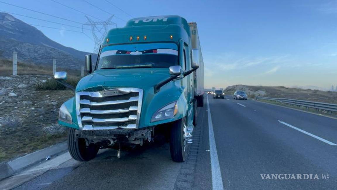 $!El tráiler de la empresa TUM involucrado en el accidente permaneció en el lugar mientras se realizaban las investigaciones.