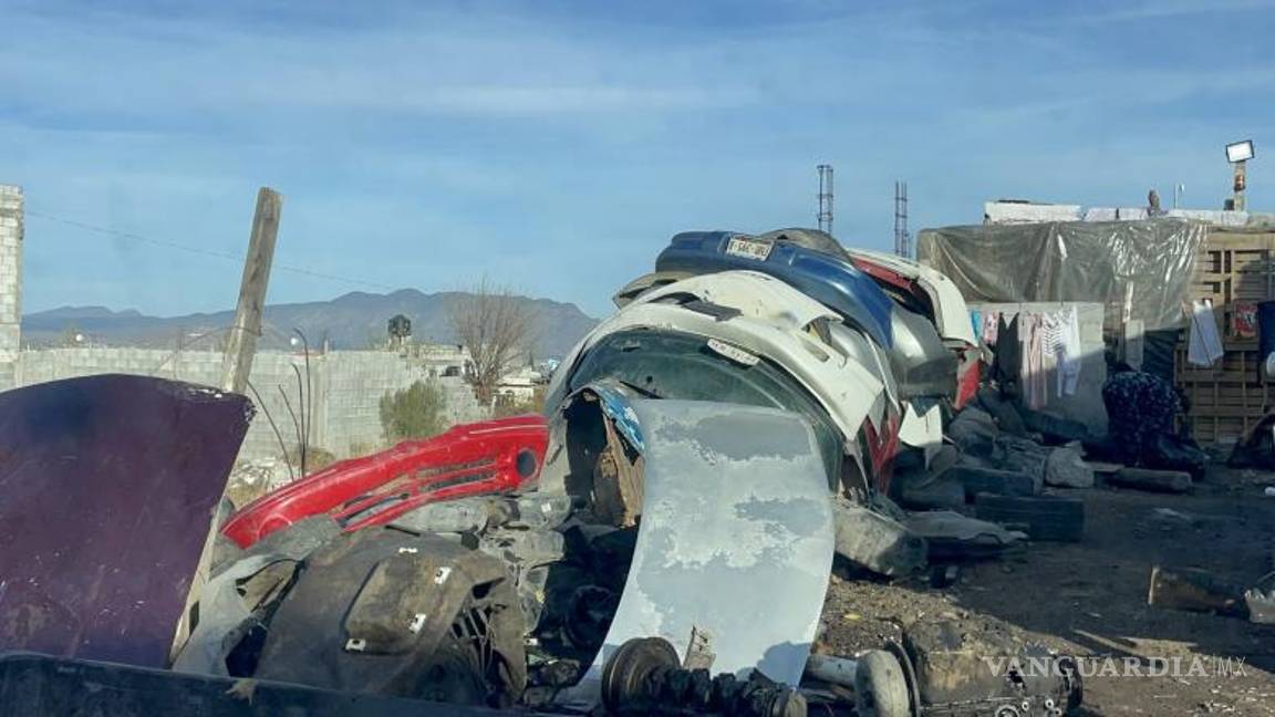 $!Los vecinos señalaron que las autopartes que no sirven son quemadas con frecuencia en el arroyo, sin intervención de autoridades.