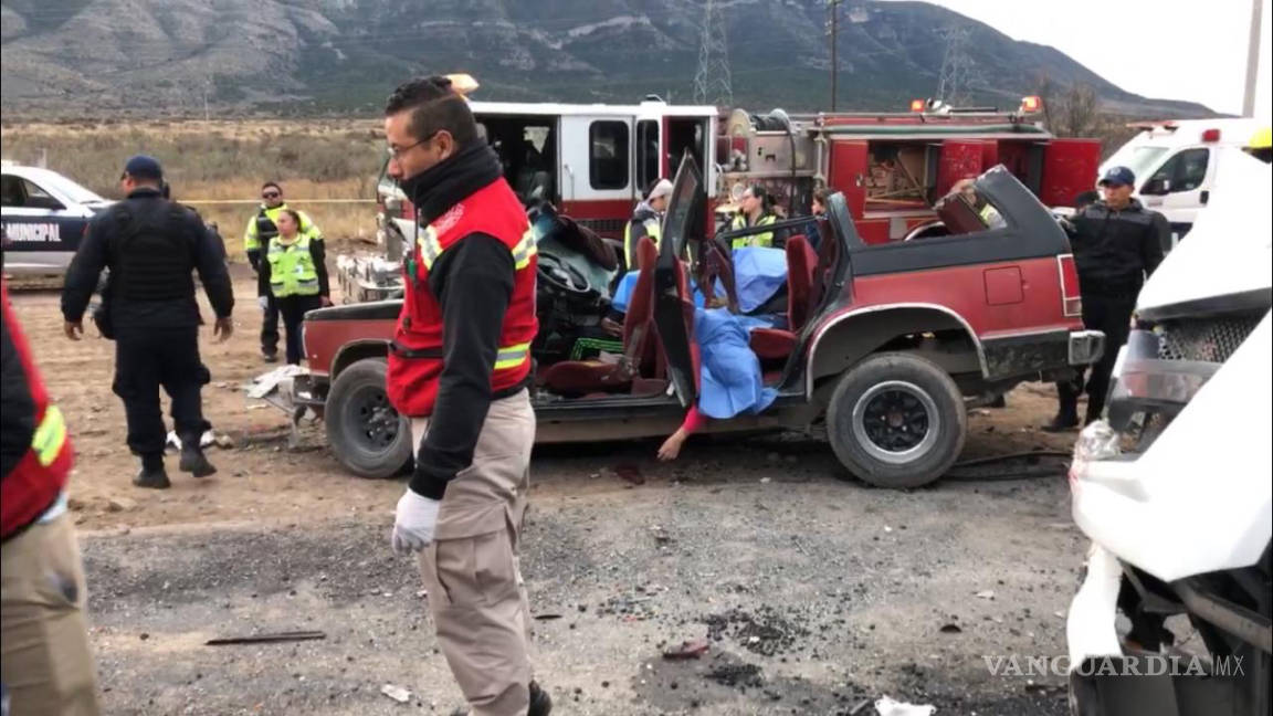 Mueren tres personas en carretera al sur de Saltillo; chocan de frente contra camión de transporte de personal