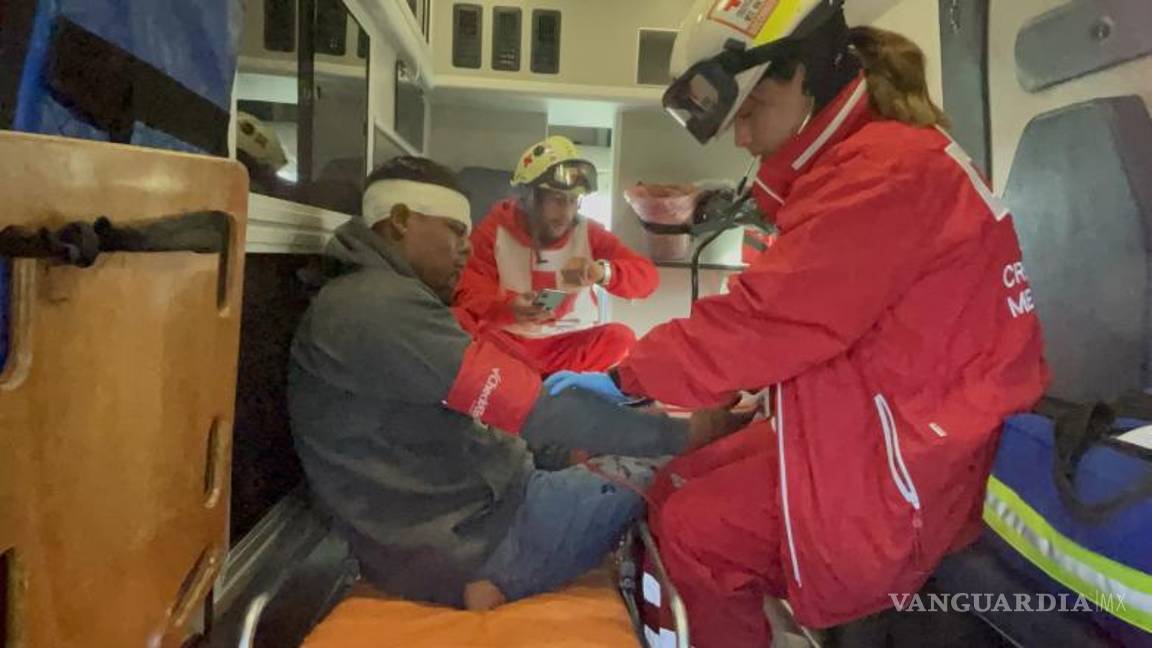 $!Familiares de la conductora dialogaron con los jóvenes lesionados para persuadirlos de no ser trasladados en ambulancia, comprometiéndose a cubrir los gastos médicos.