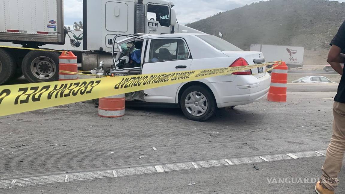 Hombres pierden la vida al chocar de frente contra un tráiler, tras invadir carril en la carretera 57