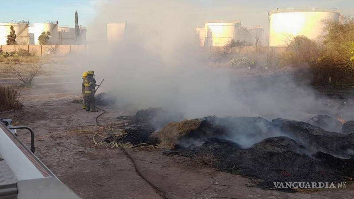 $!Personal de bomberos colaboró con las maniobras para sofocar el incendio a la brevedad.