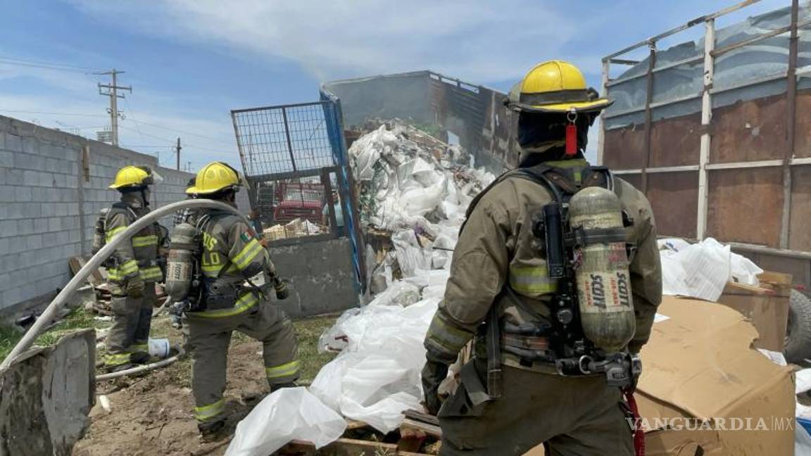 $!Alrededor de la 1:20 de la tarde de este viernes, trabajadores de la empresa Recicladora del Norte se percataron que de uno de los contenedores con madera, plástico y demás materiales comenzó a salir humo.