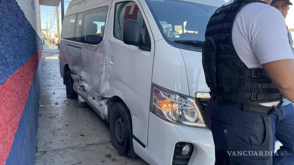 $!La unidad responsable quedó arriba de la banqueta.