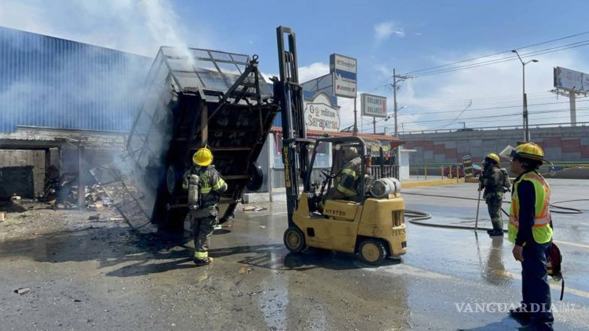 $!El fuego amenazaba con propagarse a un taller y un restaurante cercanos, pero la intervención oportuna evitó una tragedia mayor.