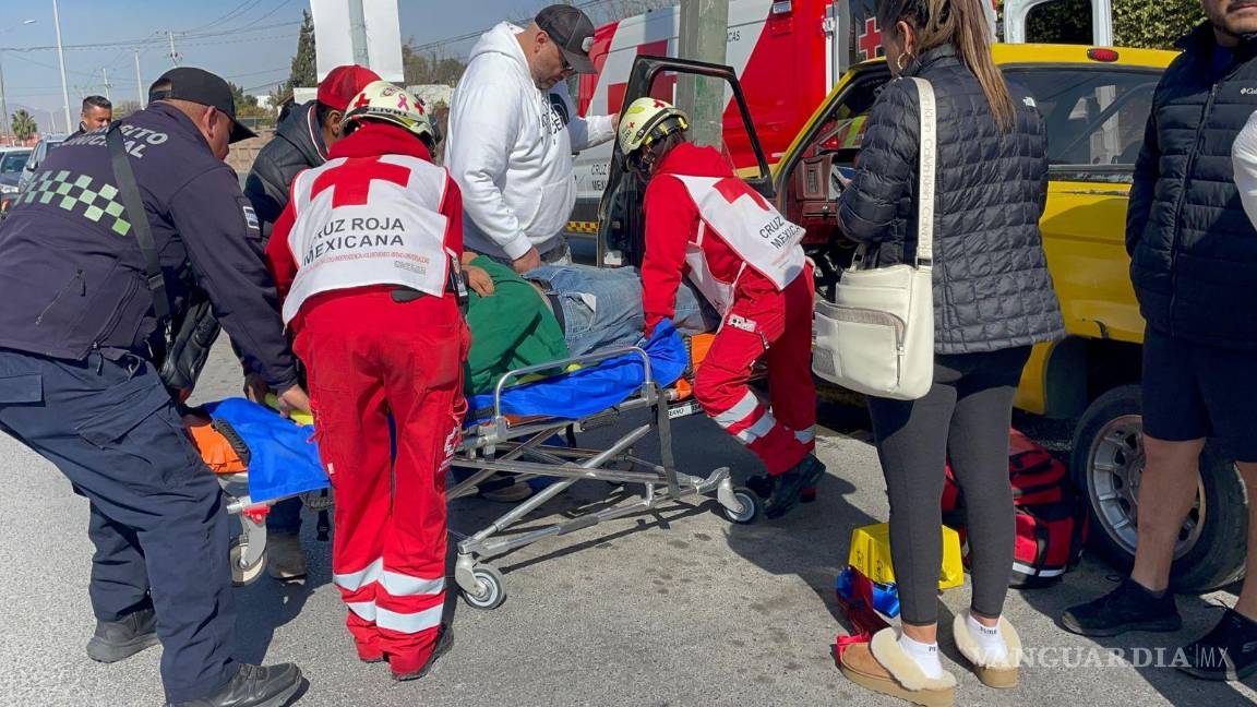 $!El conductor fue trasladado a un hospital bajo custodia tras resultar lesionado en el impacto.