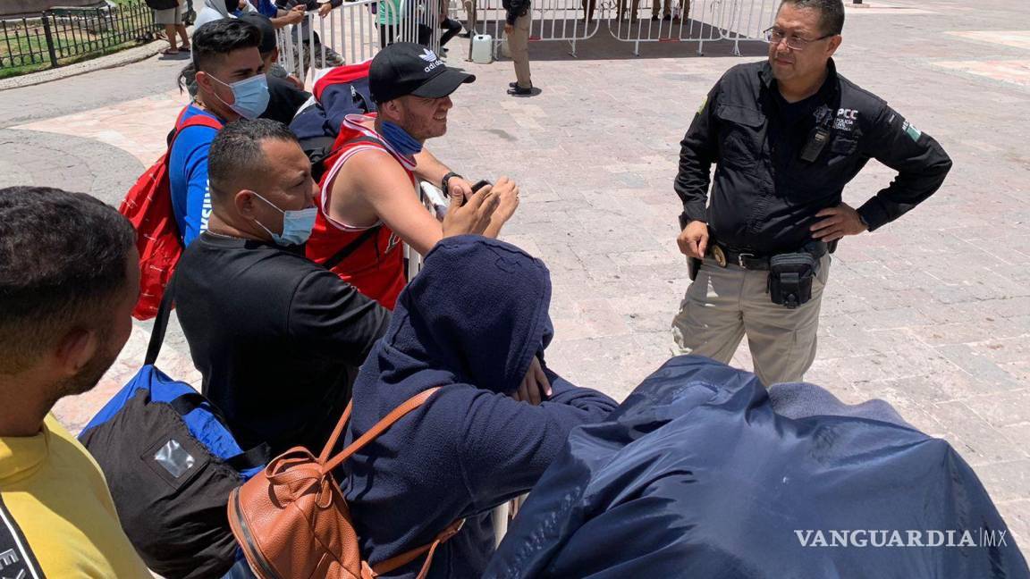 $!Migrantes pidieron se les permitiera seguir el camino a la frontera.