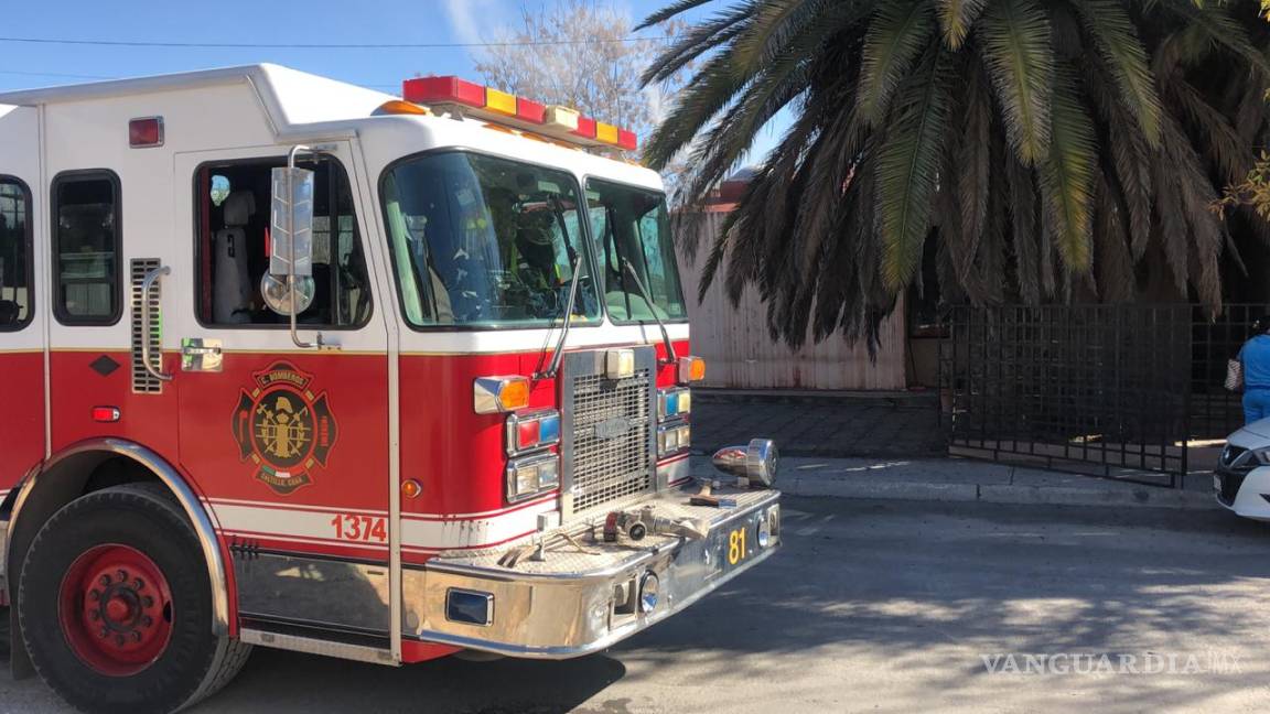 Rescatan bomberos a mascota de las llamas de incendio