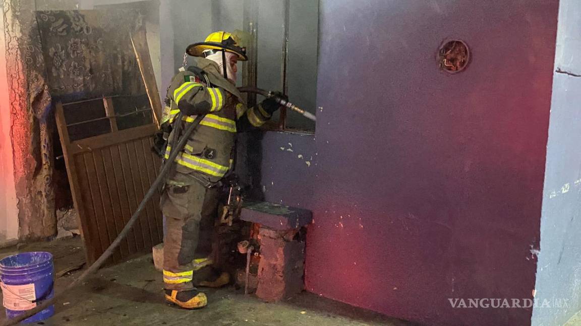 $!Bomberos extinguieron el fuego en las dos viviendas, evitando que las llamas se propagaran.