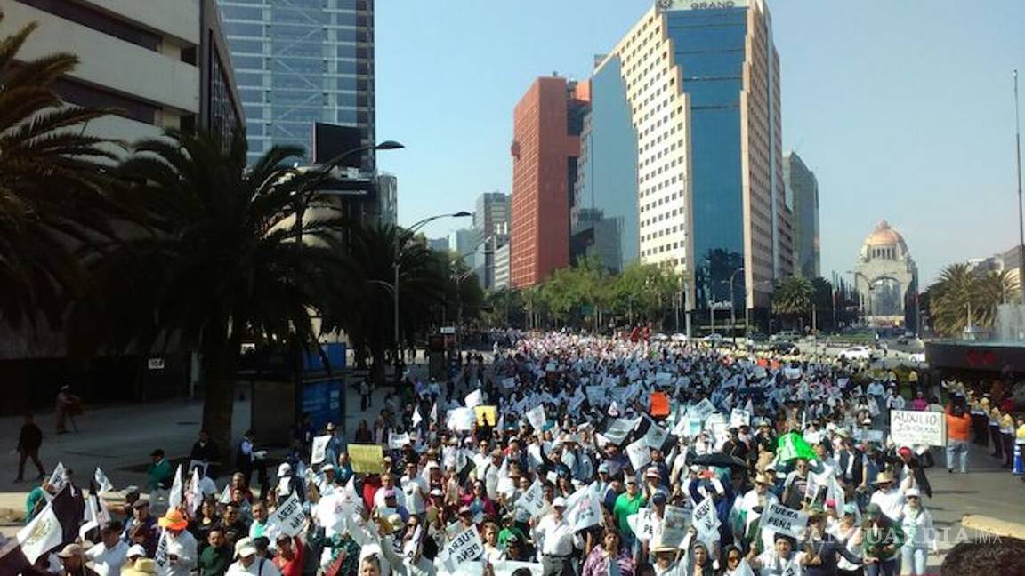 $!'Ya vamos llegando y Peña está temblando': Manifestantes se reúnen en el Ángel de la Independencia