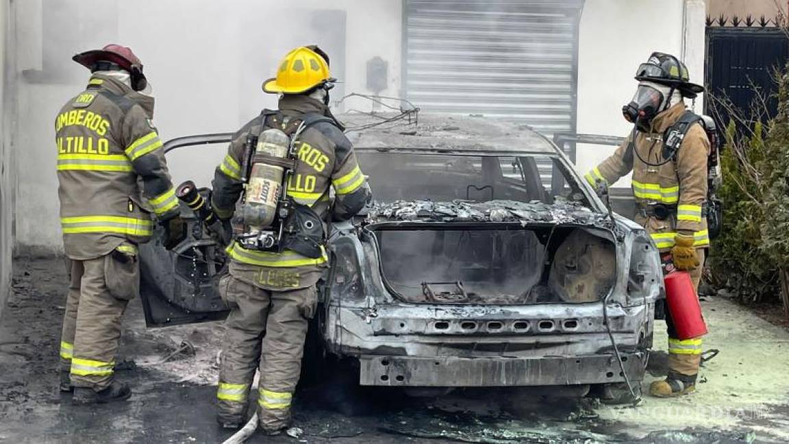 Incendio en vivienda de Saltillo deja auto reducido a cenizas