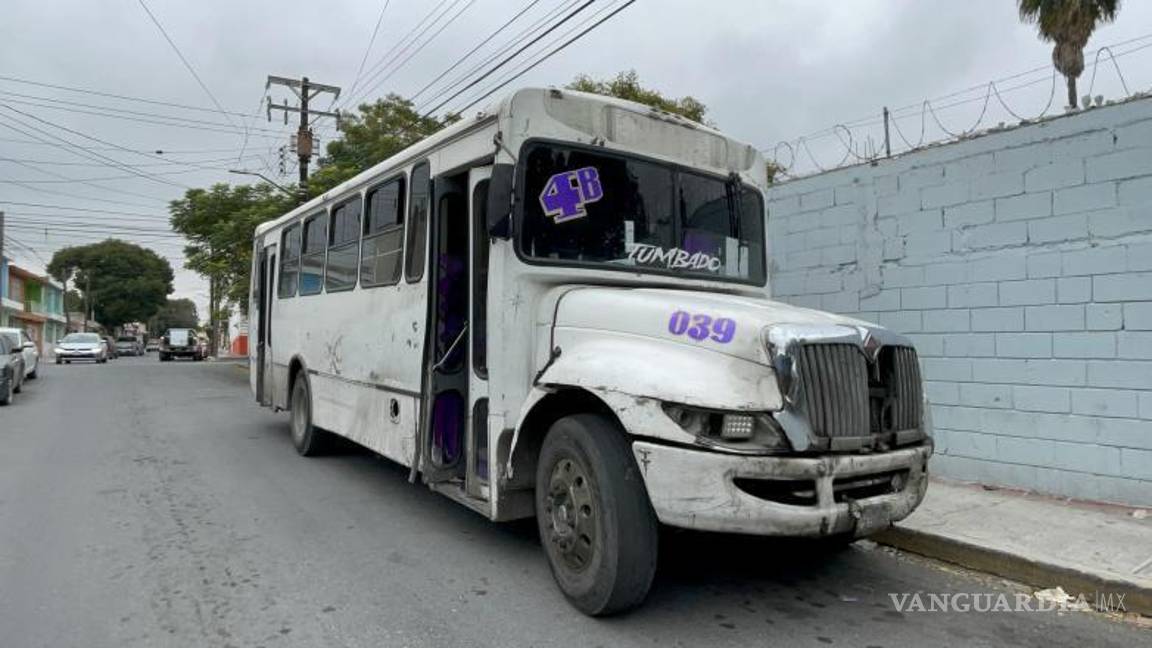 $!Agentes de tránsito municipal realizaron el retiro de los vehículos para restablecer la circulación.