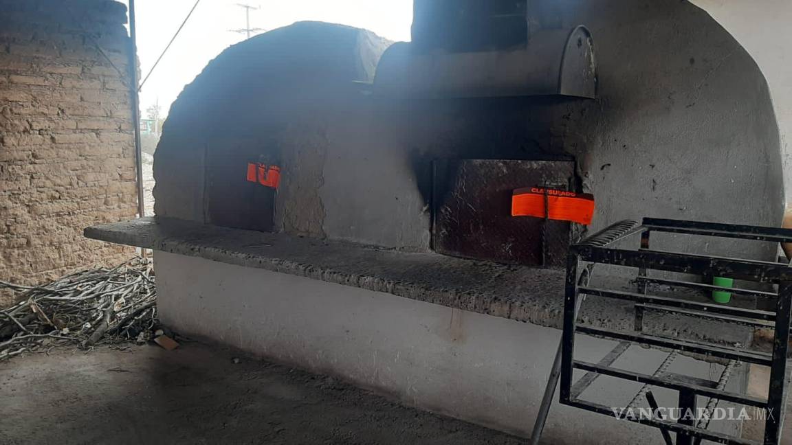 Cierran negocio en Torreón; restaurante de gorditas se ‘colgaba’ de semáforo