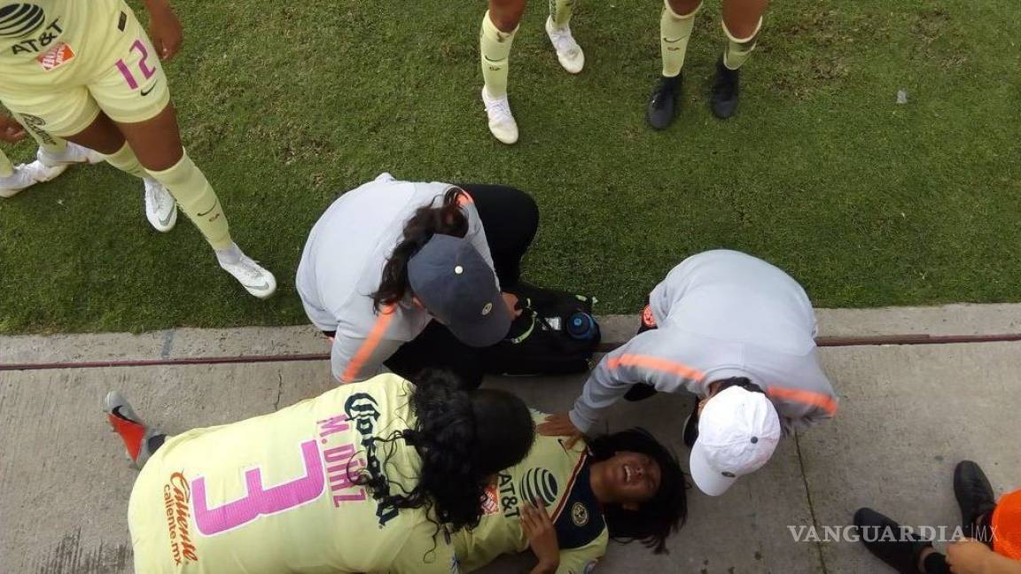 Jugadora del América acaba en el hospital por estrellarse con muro de concreto en pleno juego