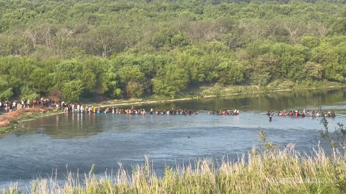 Guiados por coyotes, miles de migrantes cruzan a Eagle Pass desde Río Bravo (video)