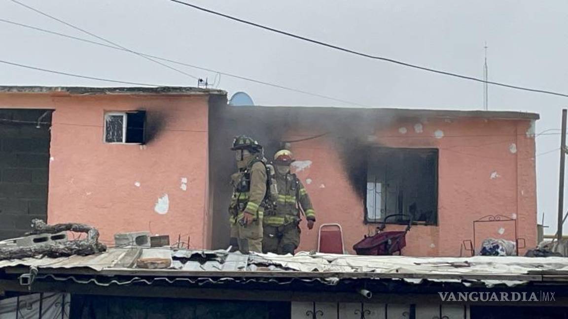 $!Bomberos y Policía Municipal colaboran para sofocar el incendio rápidamente.