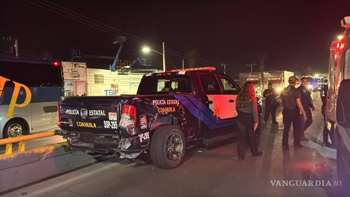 $!Una patrulla estatal resultó severamente dañada al ser embestida por el tráiler en el cruce con bulevar Manuel Acuña.