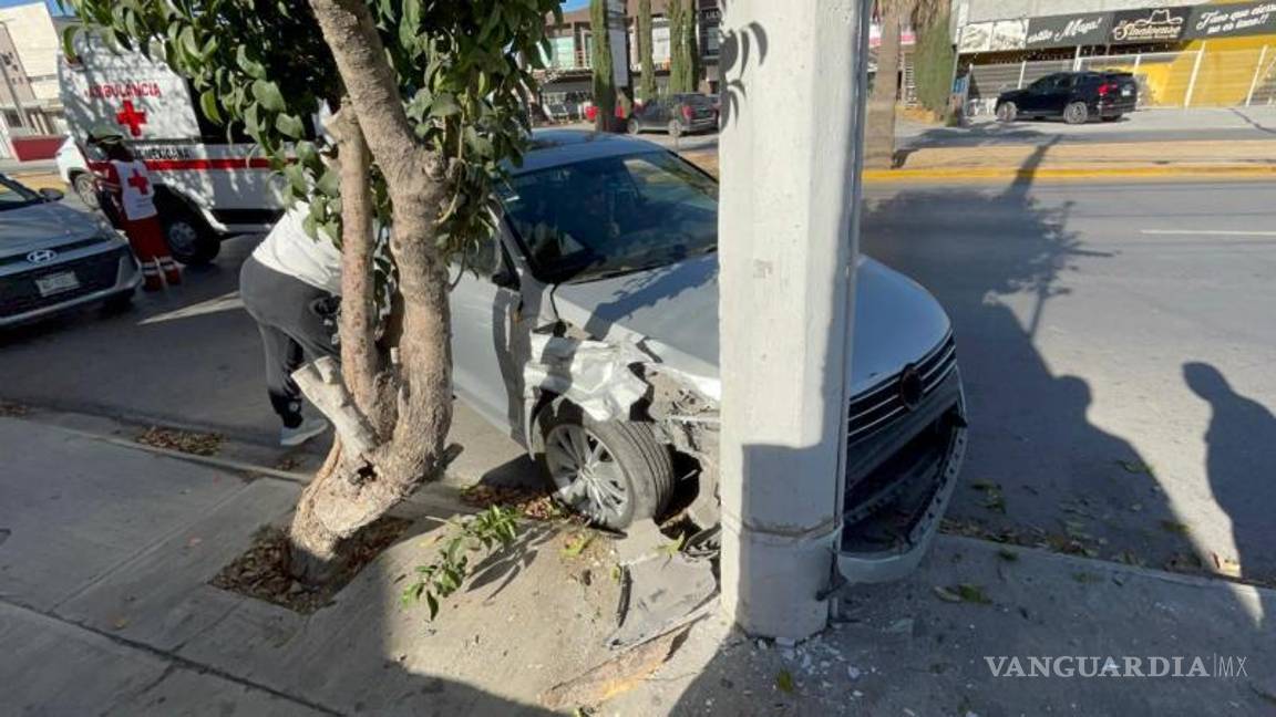 $!El vehículo terminó impactado contra un poste de concreto tras la breve pérdida de conciencia de la automovilista.