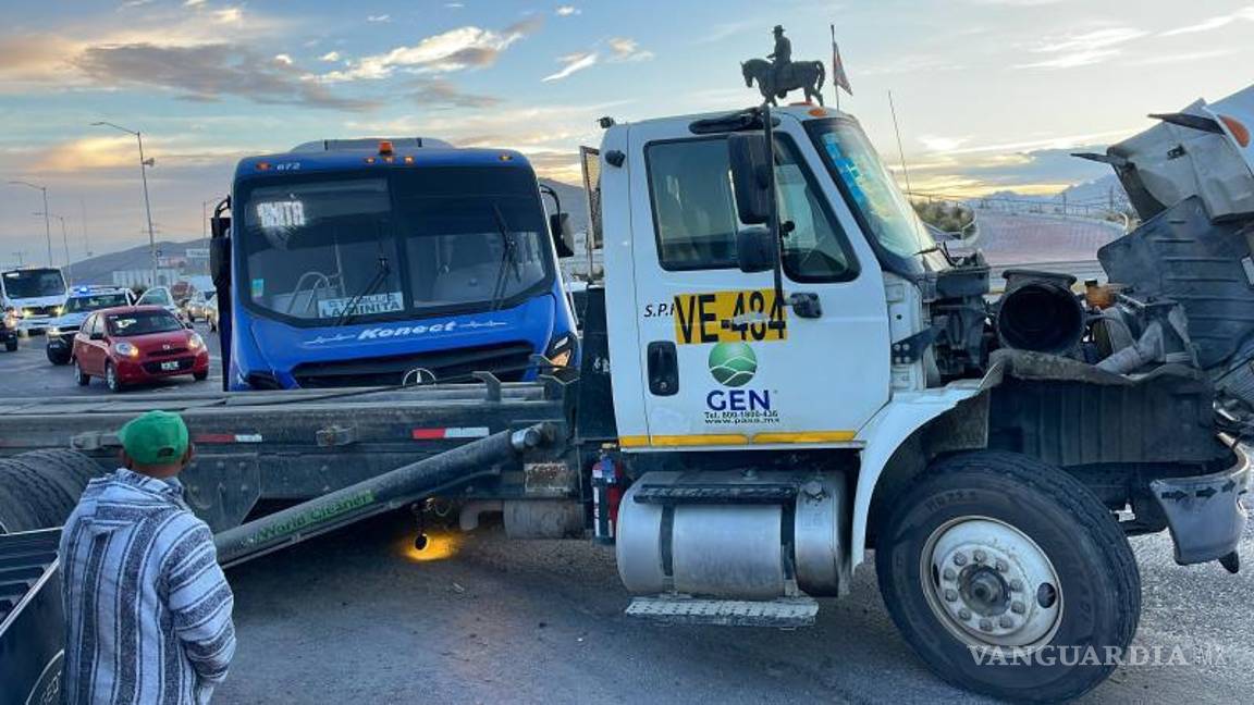 $!El camión de transporte de personal de la empresa Konect Stabilus fue el involucrado en el accidente.