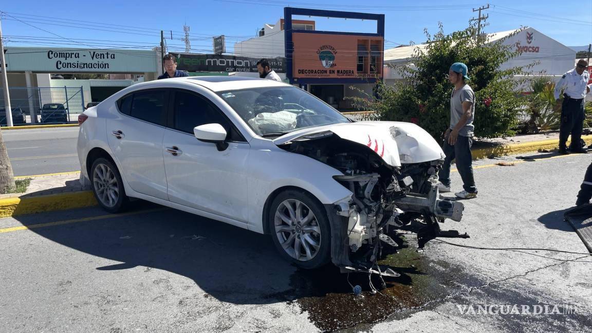 $!El impacto dañó una palmera y una luminaria, demás del Mazda.