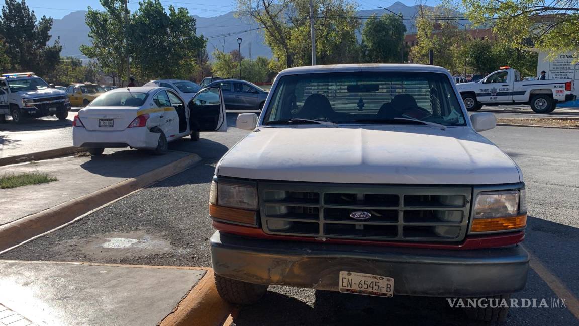 Taxista provoca accidente y se lleva poste de madera en Saltillo