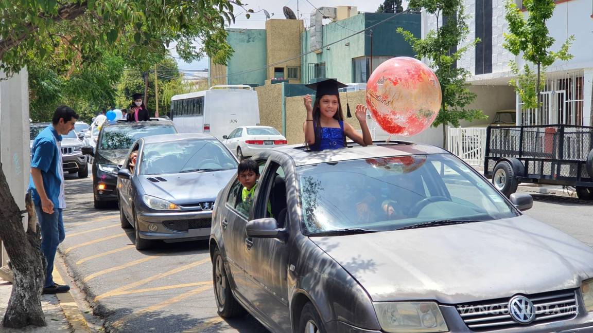 Celebran graduación en colegio de Saltillo con caravana y pizzas