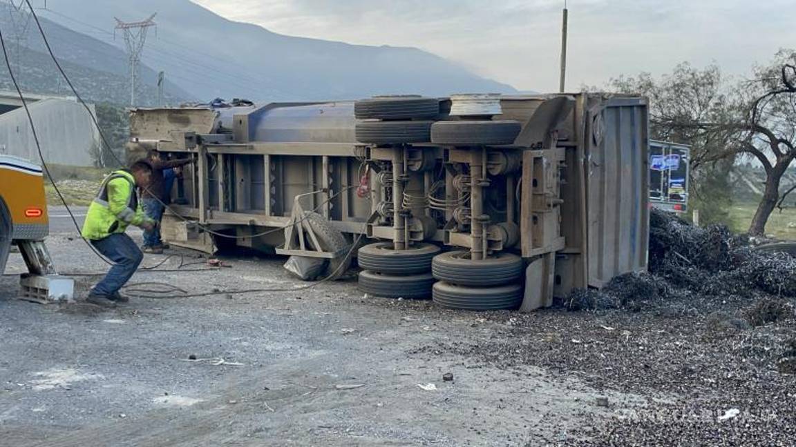 $!Las maniobras por parte de la grúa se realizaron para liberar la vialidad.