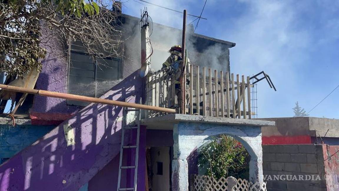 $!La rápida movilización de bomberos evitó que el fuego se propagara a otras viviendas cercanas.