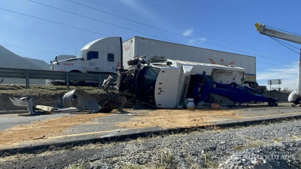 $!Personal de auxilio controló un derrame de combustible con material absorbente.