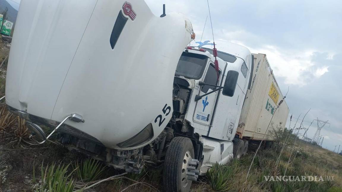 Choca a colega y lo saca de la carretera en Ramos Arizpe