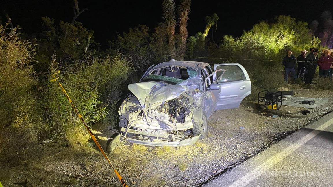 $!Bomberos y paramédicos trabajaron para liberar a las personas atrapadas en uno de los vehículos involucrados en el accidente.